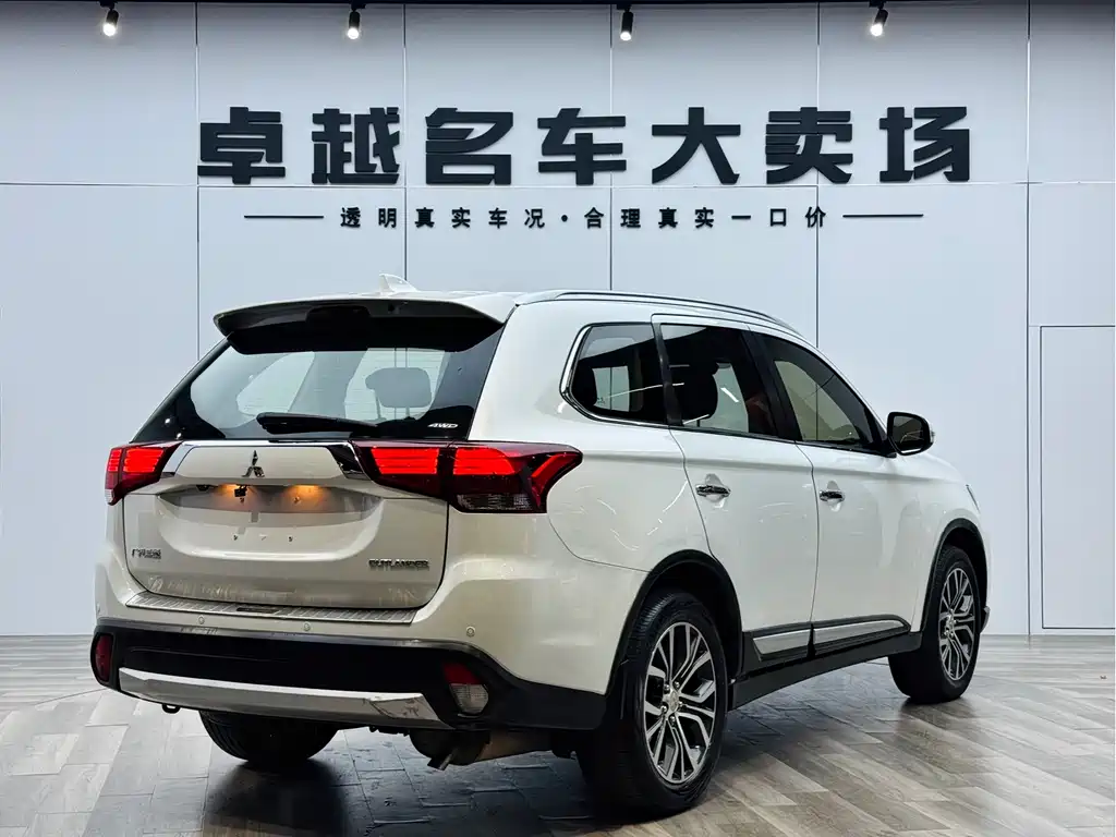 Outlander 2.4 L 4 WD Elite 5-seat