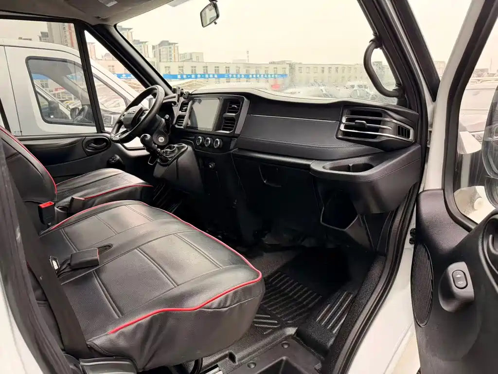 JMC Fushun 2.0 T Manual Multi-purpose Passenger SWB Low Roof 6-seat