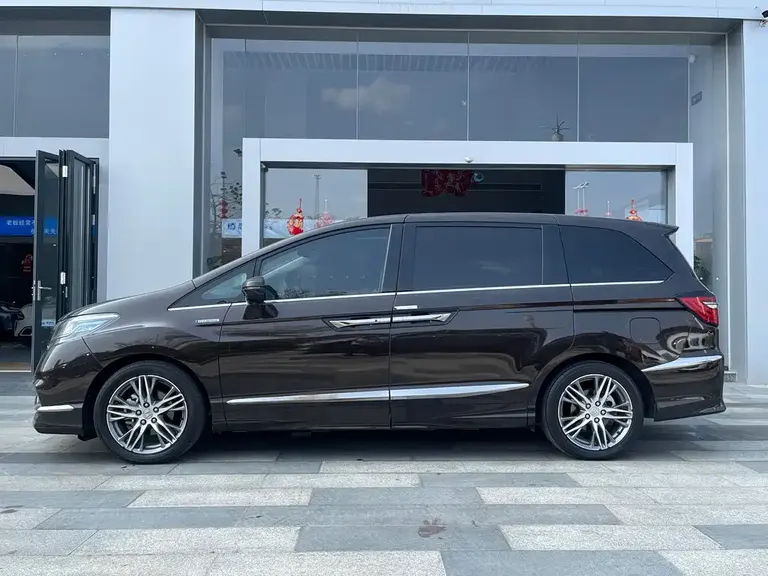 Honda Elysion 2.0 L Hybrid Luxury