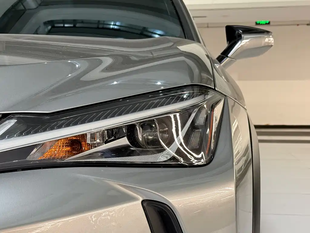 Lexus UX 260 h · CN-V