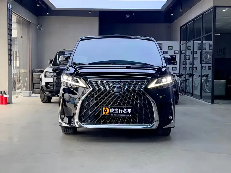 Lexus LM 300 h 4-seat Royal World