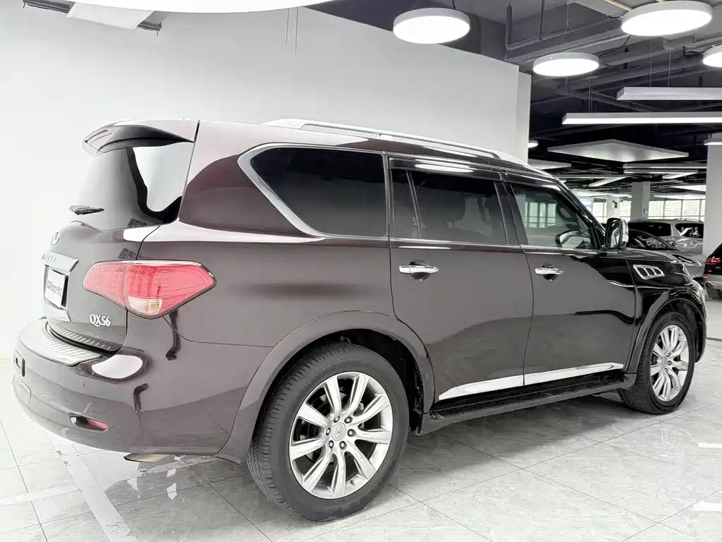 Infiniti QX80 5.6 L 4 WD