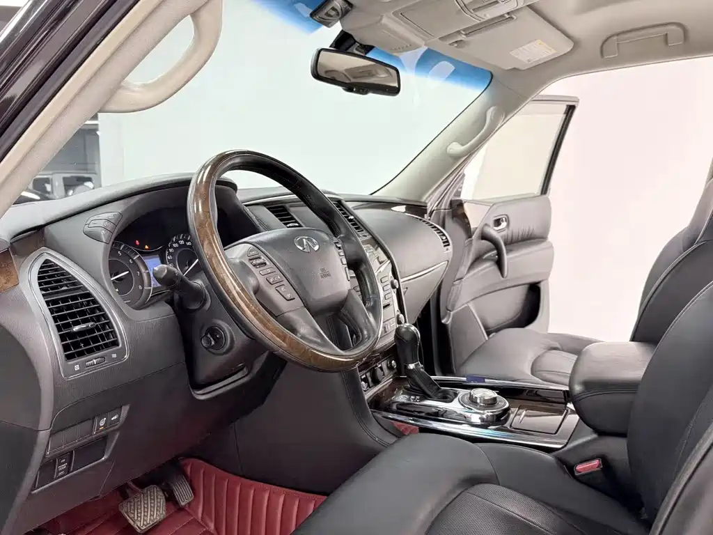 Infiniti QX80 5.6 L 4 WD