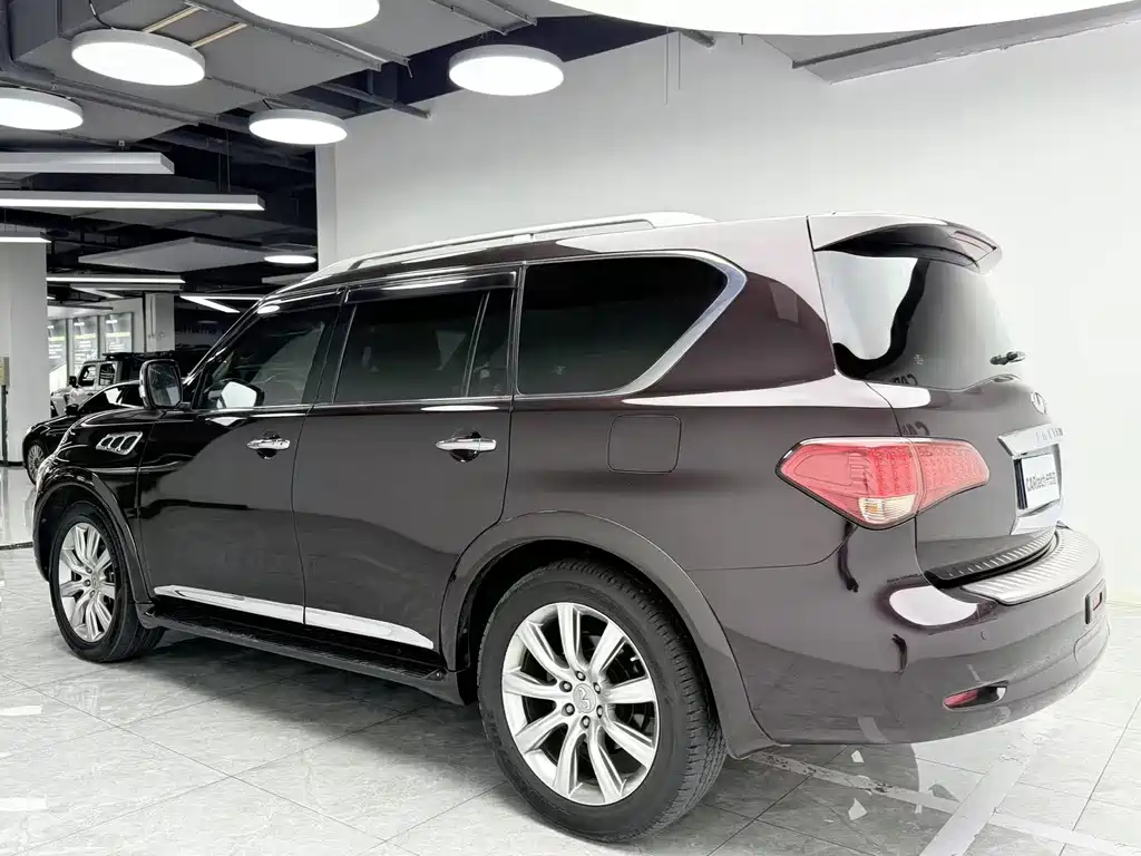 Infiniti QX80 5.6 L 4 WD