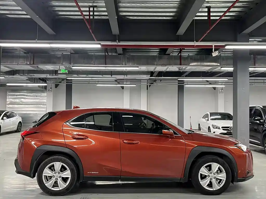 Lexus UX 260 h · CN-V