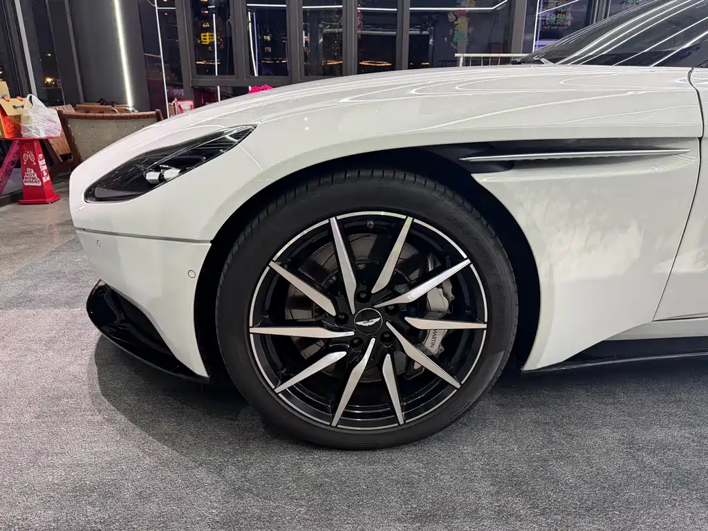 Aston Martin DB11 4.0 T V8 Coupe