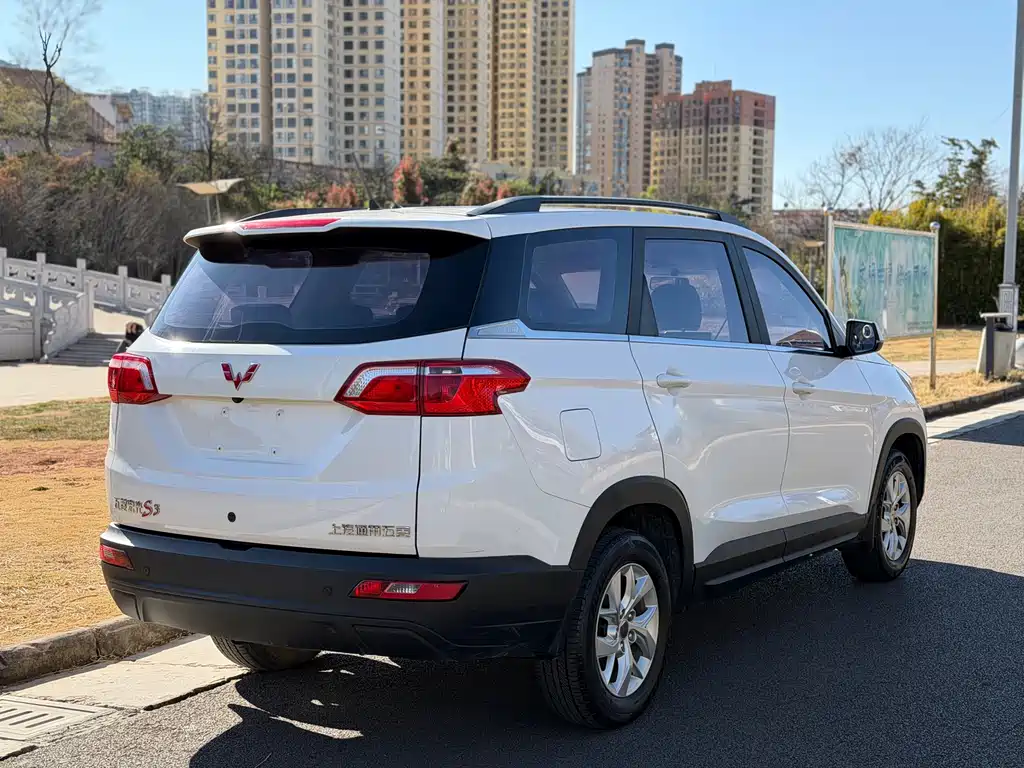 Wuling Hongguang S3 1.5 L Manual Comfort CN-VI