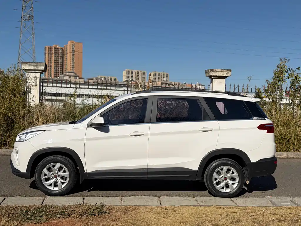 Wuling Hongguang S3 1.5 L Manual Comfort CN-VI