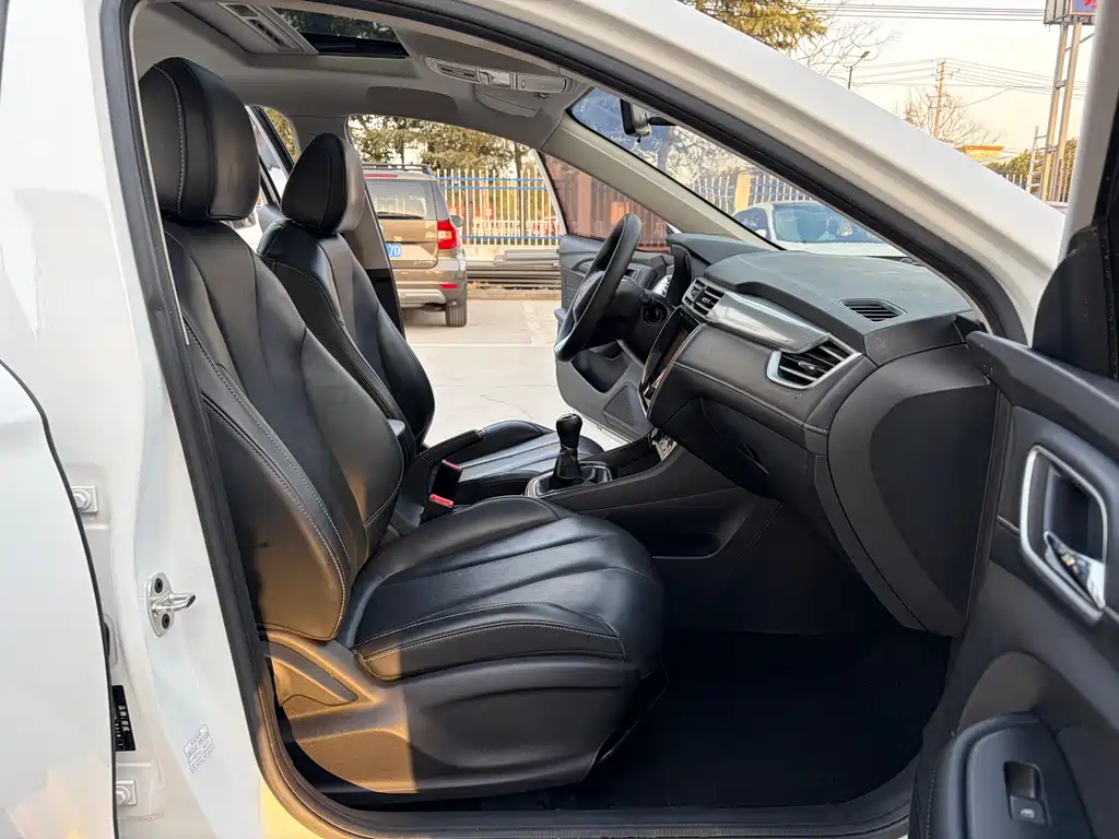 Roewe i5 1.5 L Manual 4 G Connected Bright Grand