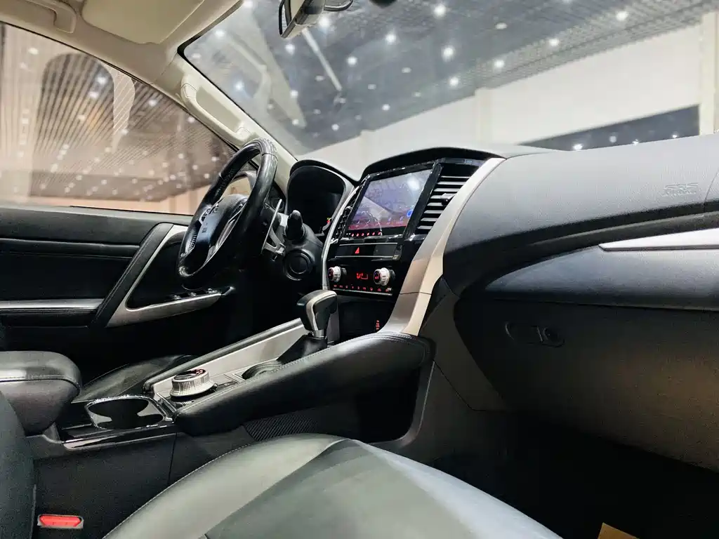 Pajero Sport (Import) 帕杰罗·劲畅进口 2020款 3.0 L 豪华版