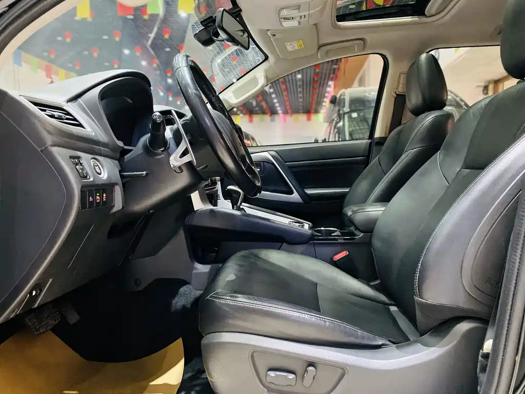 Pajero Sport (Import) 帕杰罗·劲畅进口 2020款 3.0 L 豪华版