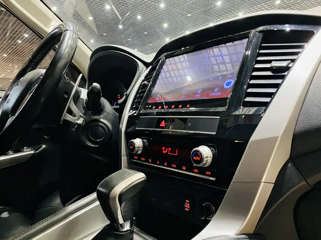 Pajero Sport (Import) 帕杰罗·劲畅进口 2020款 3.0 L 豪华版