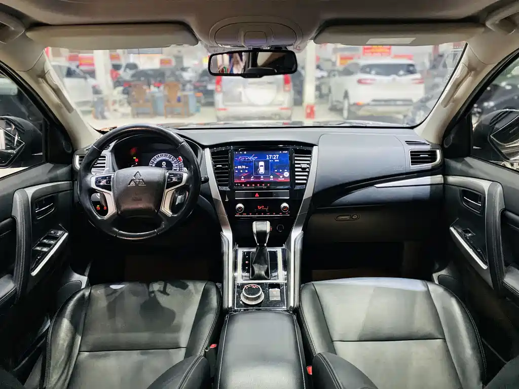 Pajero Sport (Import) 帕杰罗·劲畅进口 2020款 3.0 L 豪华版