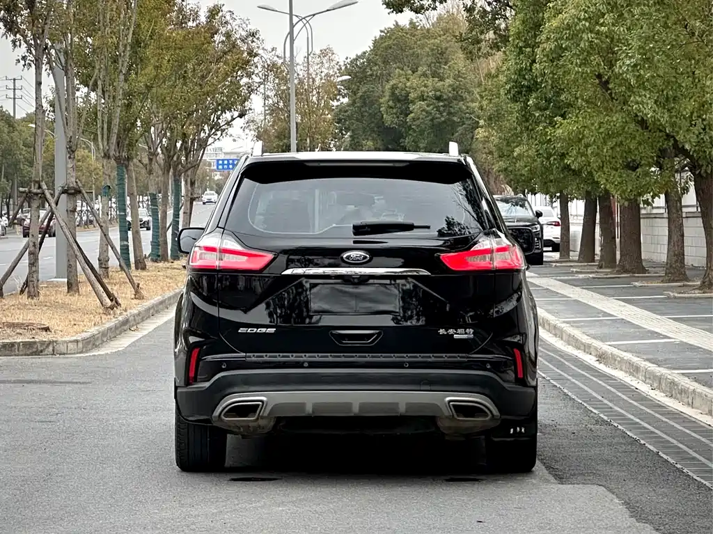 Edge EcoBoost 245 2 WD Platinum Sharp 5-seat