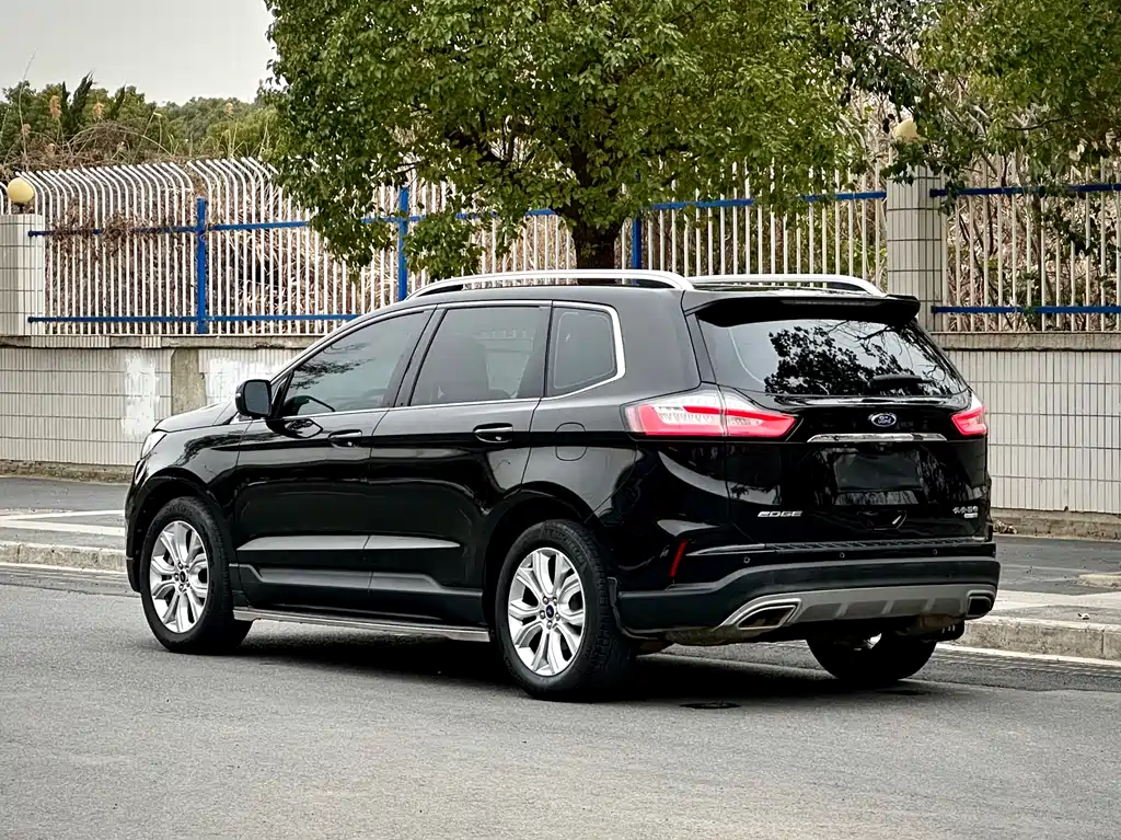 Edge EcoBoost 245 2 WD Platinum Sharp 5-seat