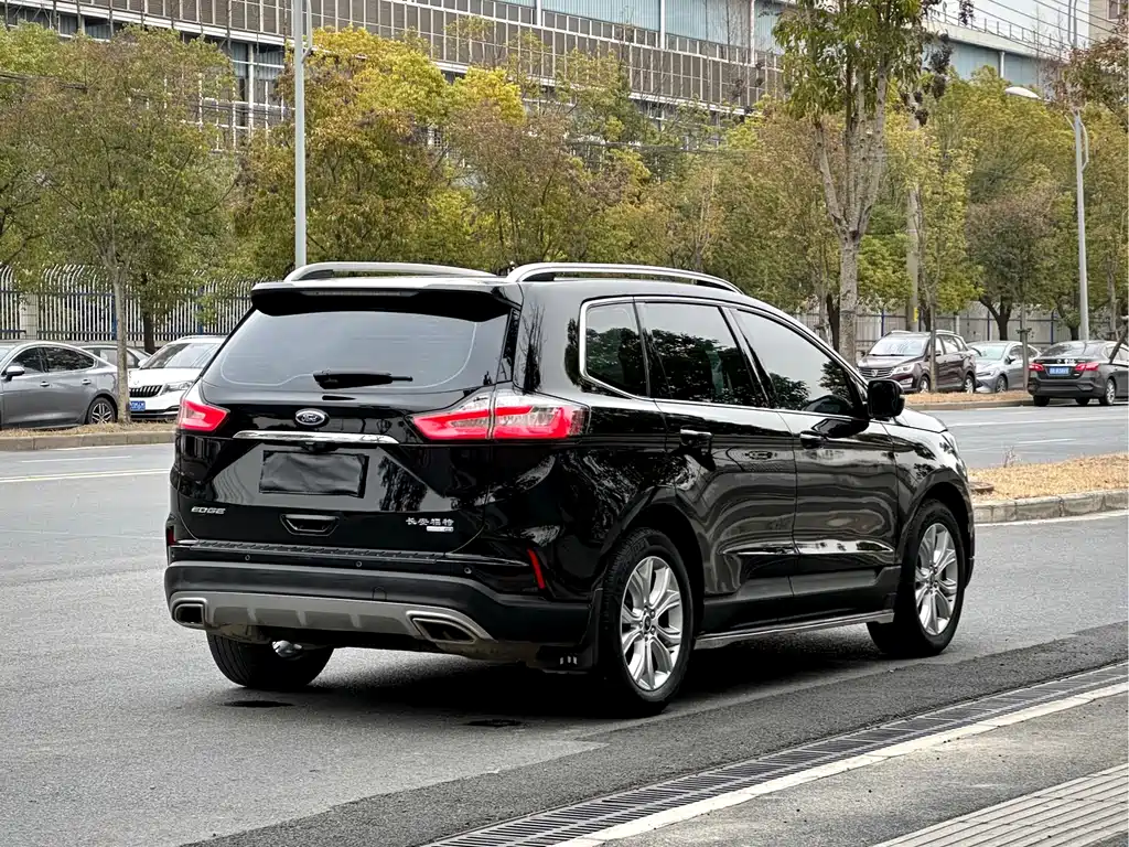 Edge EcoBoost 245 2 WD Platinum Sharp 5-seat