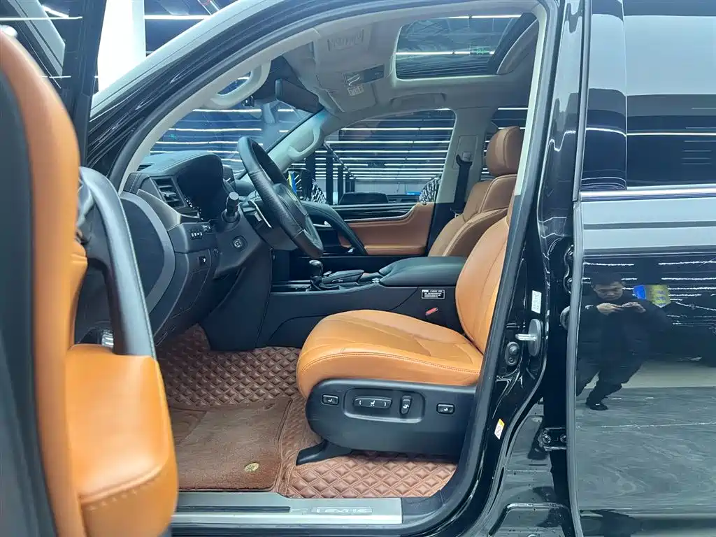 Lexus LX 570 Distinguished Luxury
