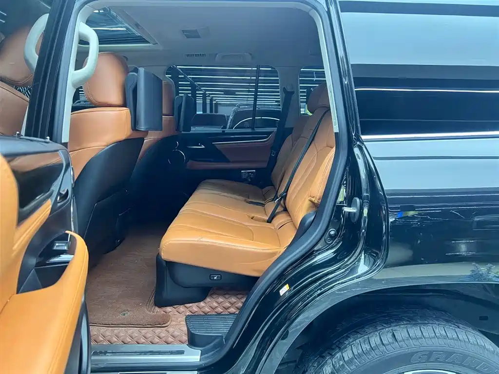 Lexus LX 570 Distinguished Luxury