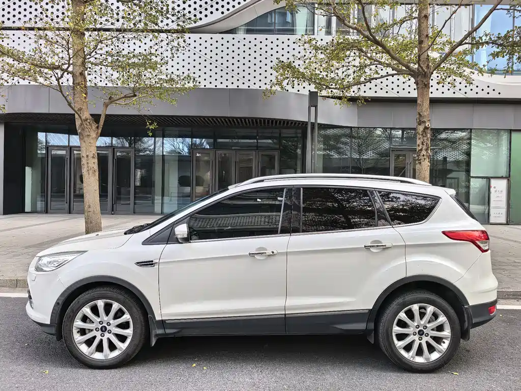 Kuga 2.0 L GTDi 4 WD Distinguished