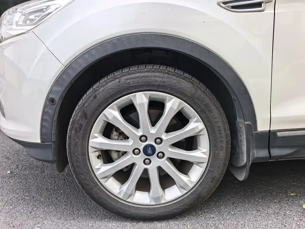 Kuga 2.0 L GTDi 4 WD Distinguished