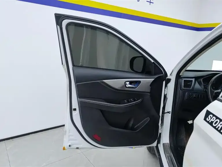 Dongfeng Fengguang S560 1.8 L Manual Urban 5-seat