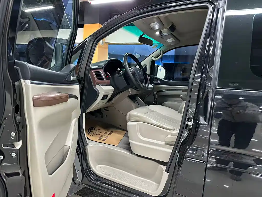 Lingzhi M5 L 1.6 L 7-seat Luxury