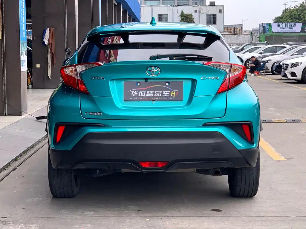 Toyota C-HR 2.0 L Leading
