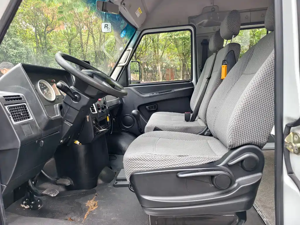 Iveco Deyi 2.5 T A35 Bus 5-7-seat47 Z5