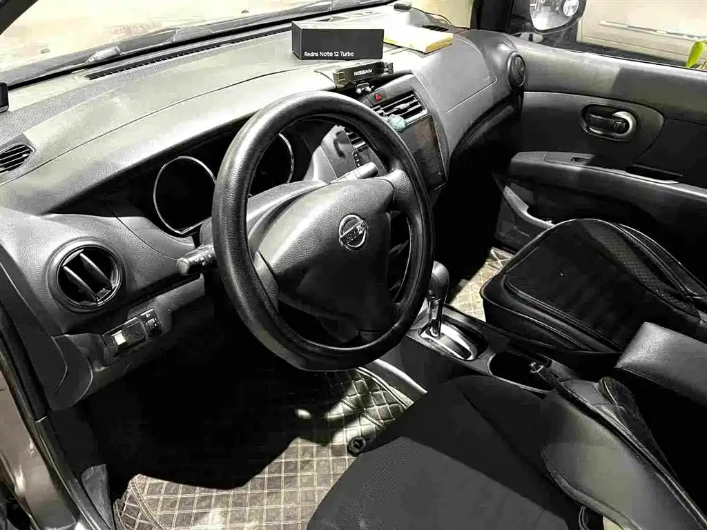 Livina 1.6 XE CVT Comfort