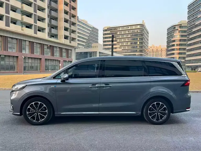 Roewe iMAX8 400 TGI Supreme Series Honored