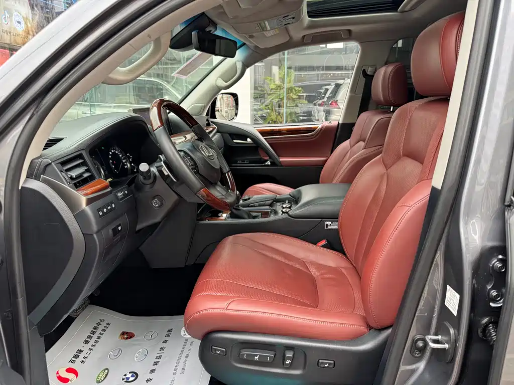 Lexus LX 570 Distinguished Luxury