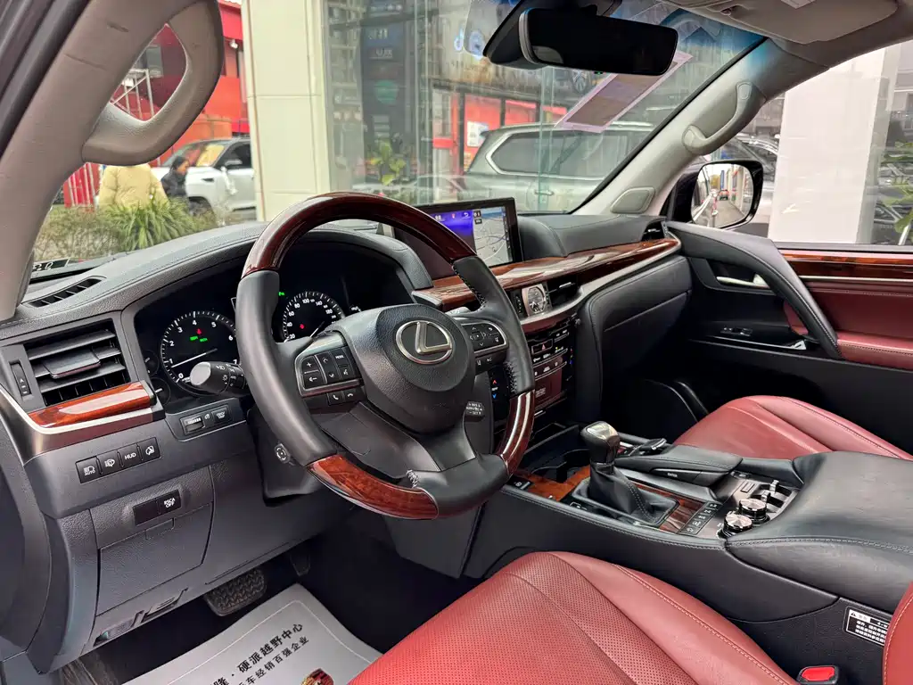Lexus LX 570 Distinguished Luxury