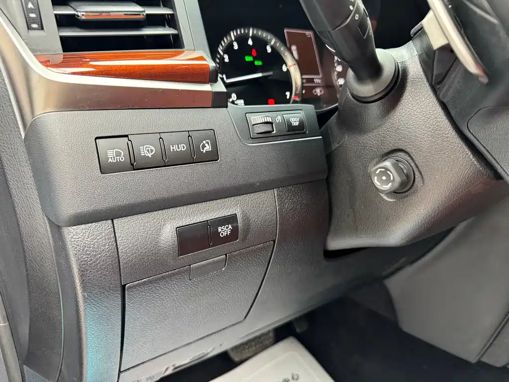 Lexus LX 570 Distinguished Luxury