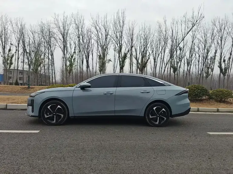 Geely Galaxy L6 EM-i 140 km Voyage