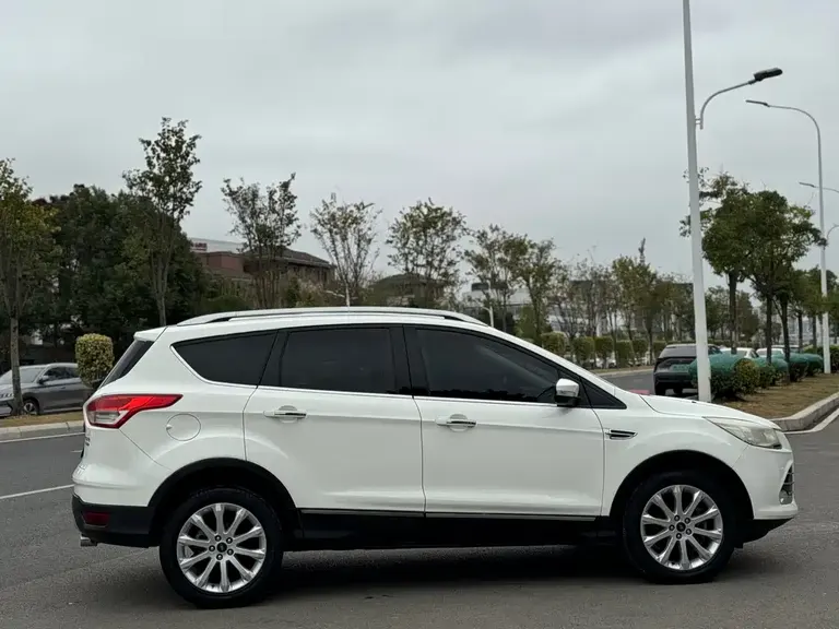 Ford Kuga 1.6 L GTDi 4 WD Elite