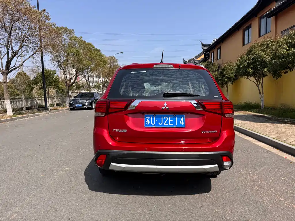 Outlander 2.4 L 4 WD Luxury 7-seat