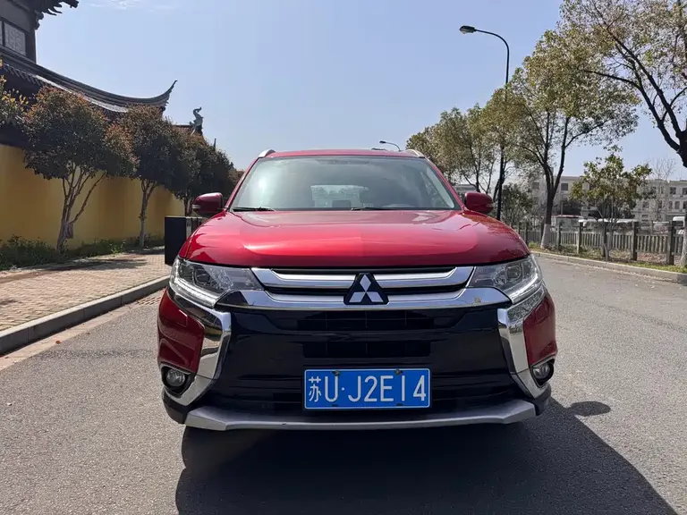 Mitsubishi Outlander 2.4 L 4 WD Luxury 7-seat