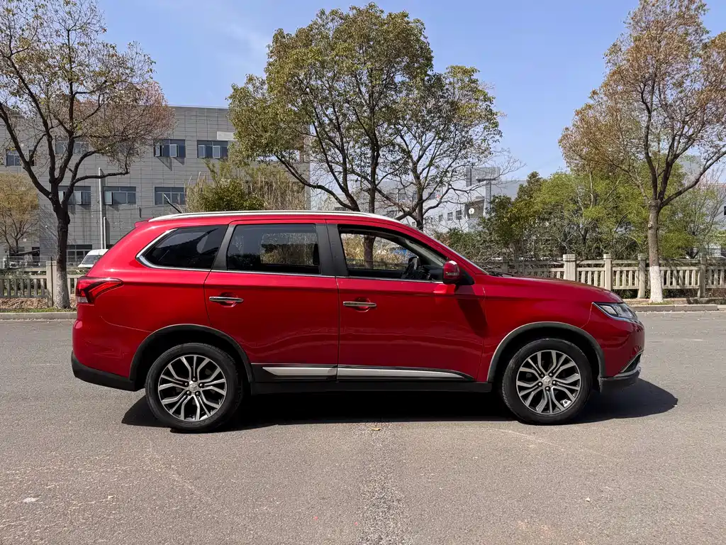 Outlander 2.4 L 4 WD Luxury 7-seat
