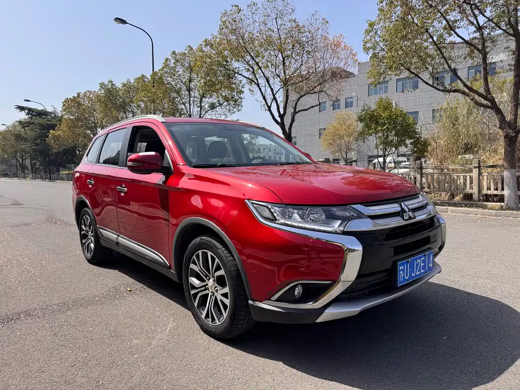 Outlander 2.4 L 4 WD Luxury 7-seat
