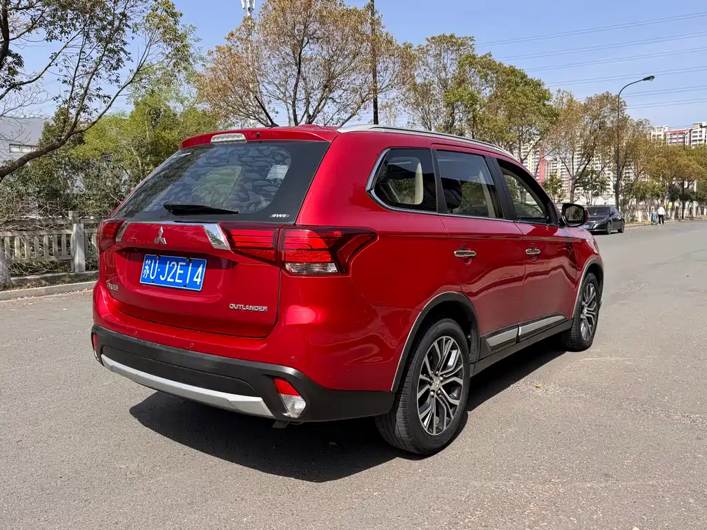 Outlander 2.4 L 4 WD Luxury 7-seat