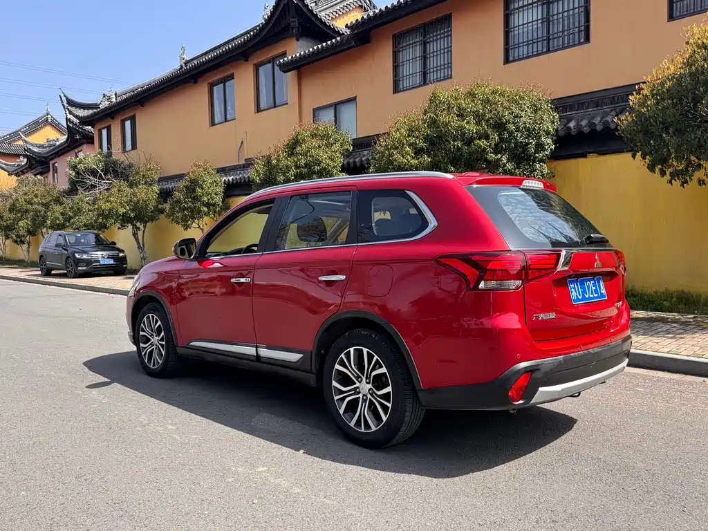 Outlander 2.4 L 4 WD Luxury 7-seat