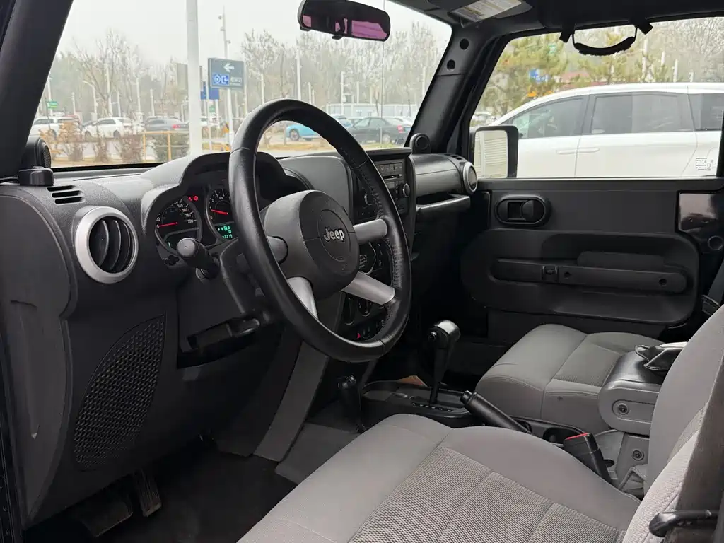 Wrangler 3.8 L Sahara 4-door
