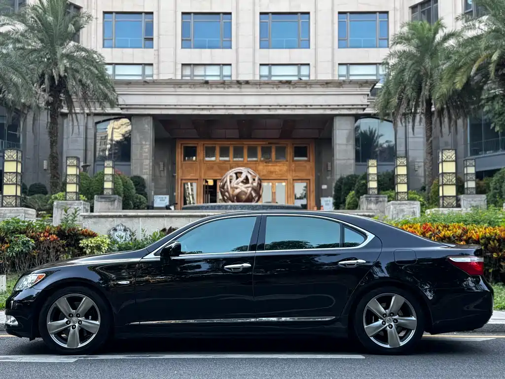 Lexus LS 460 L Distinguished