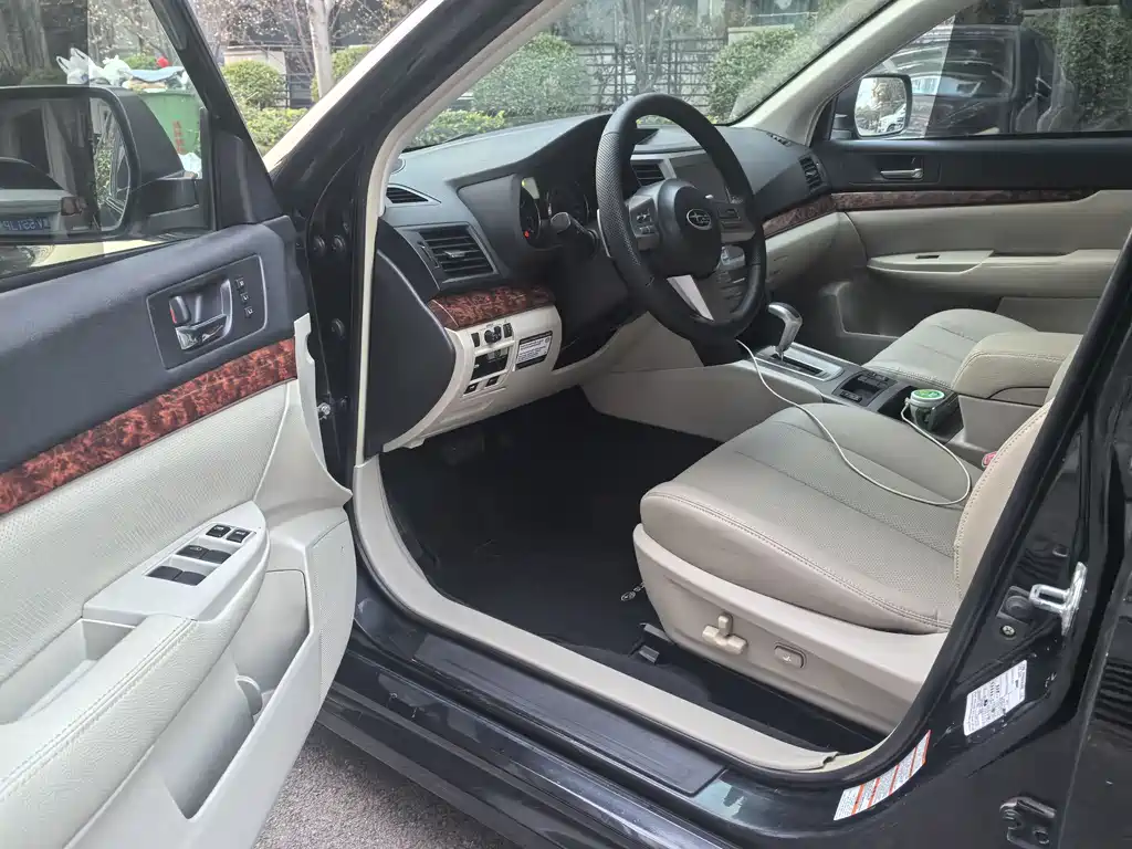 Legacy 2.5 i Luxury Navigation