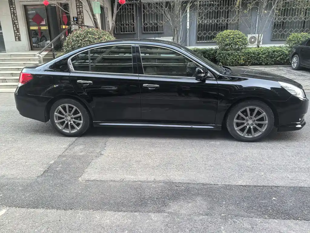 Legacy 2.5 i Luxury Navigation