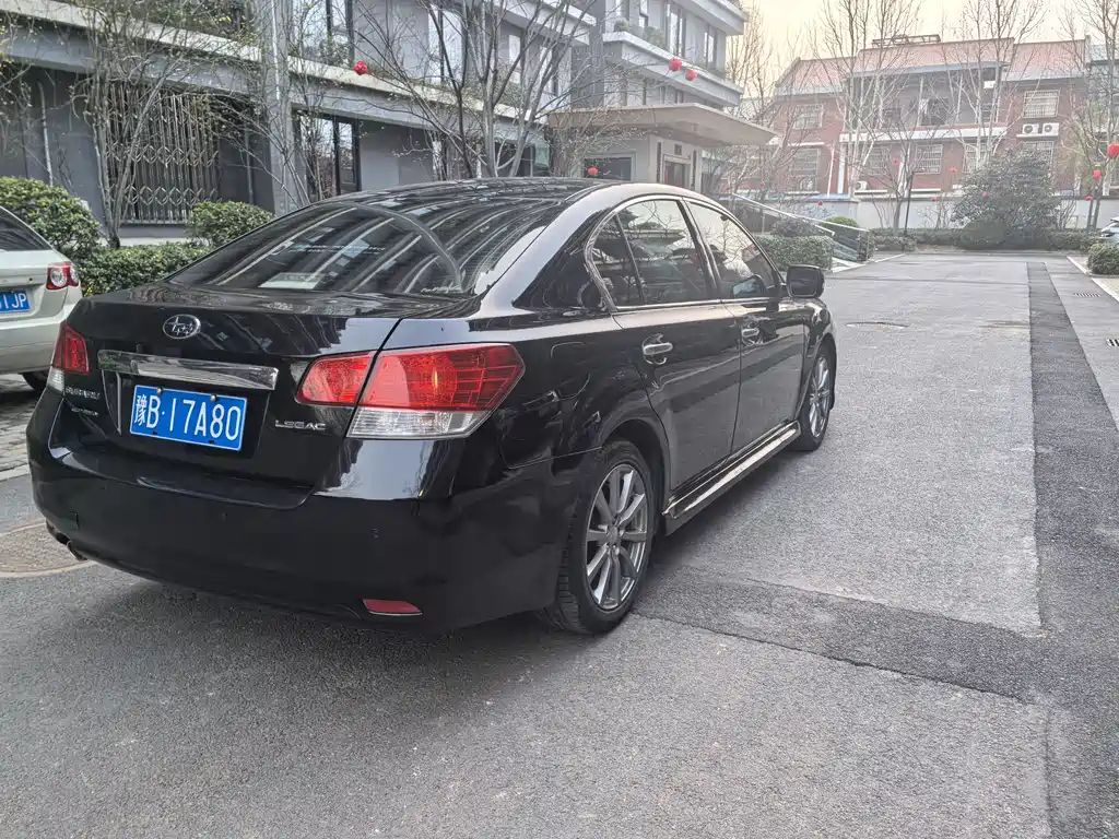 Legacy 2.5 i Luxury Navigation