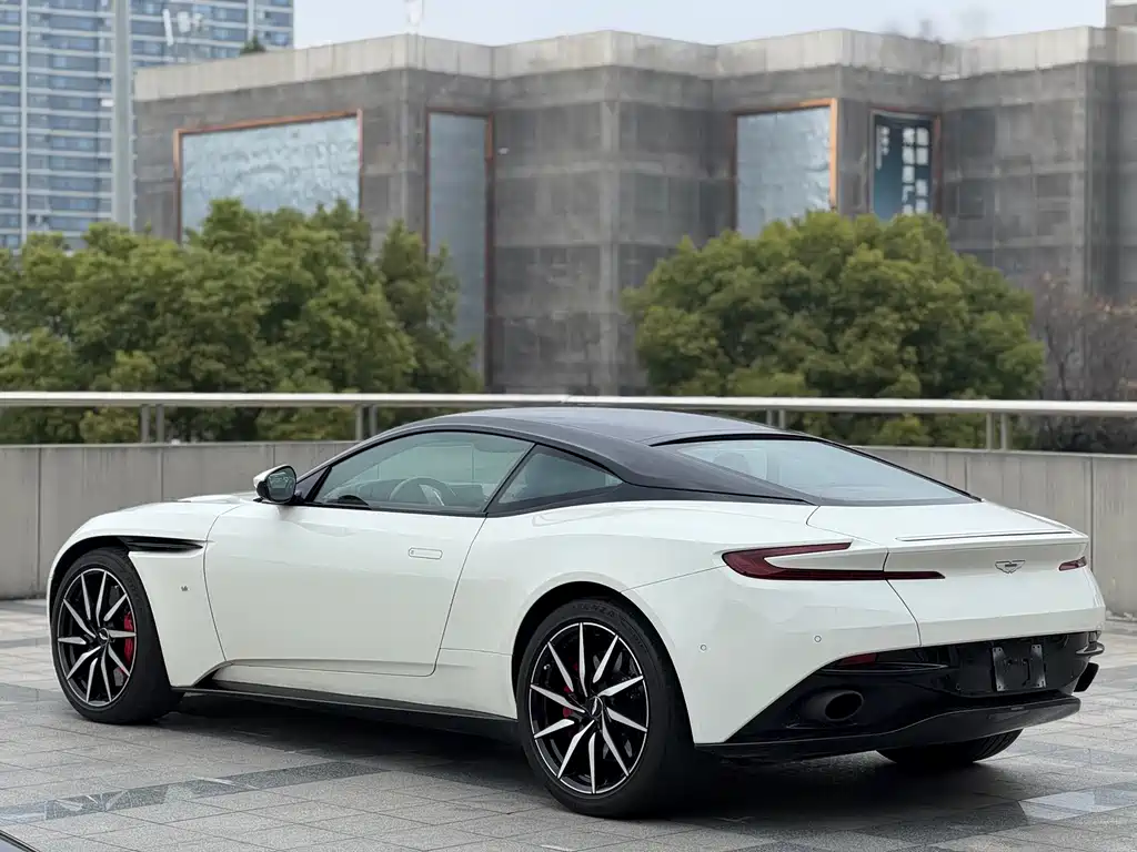 Aston Martin DB11 5.2 T First Edition