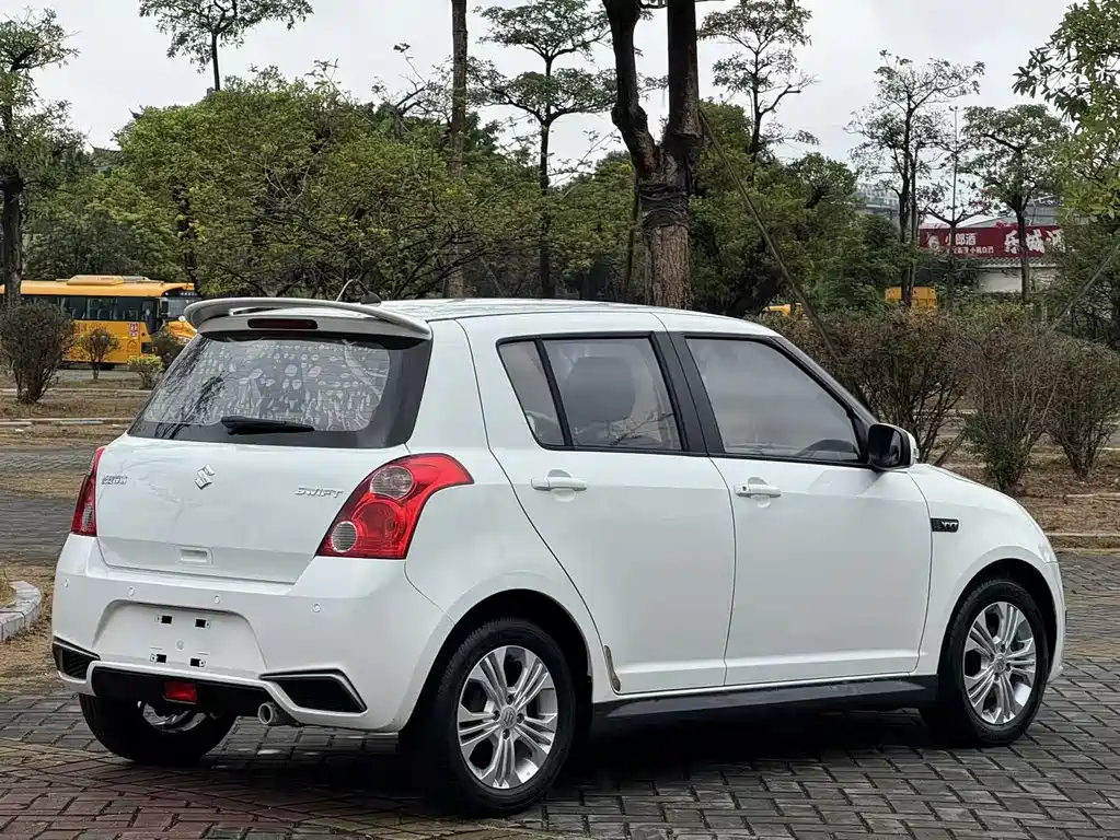 Swift 1.5 L Auto Fashion Cool Play
