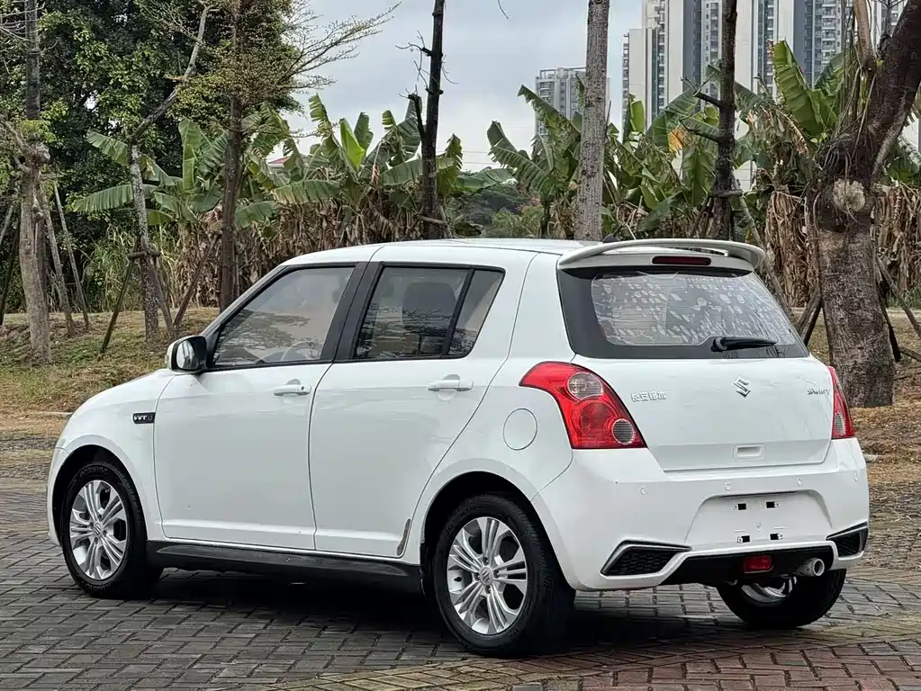 Swift 1.5 L Auto Fashion Cool Play