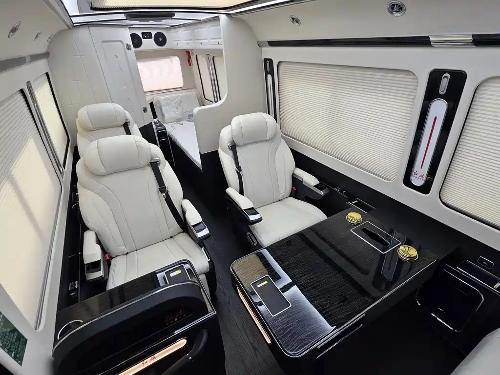Hongqi Jinkuihua Guoyue 3.0 T Flagship 17-seat